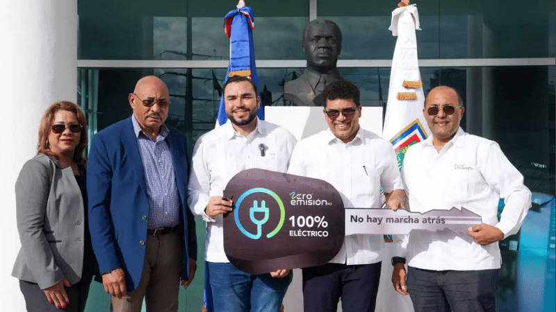 Alcaldía SDE recibe donación de vehículo eléctrico de Centro Electric y Zero Emisión RD - Imagen