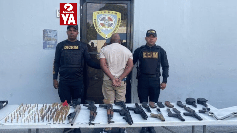 Duro golpe al crimen en Baní: Policía incauta arsenal y motocicletas en allanamiento - Imagen
