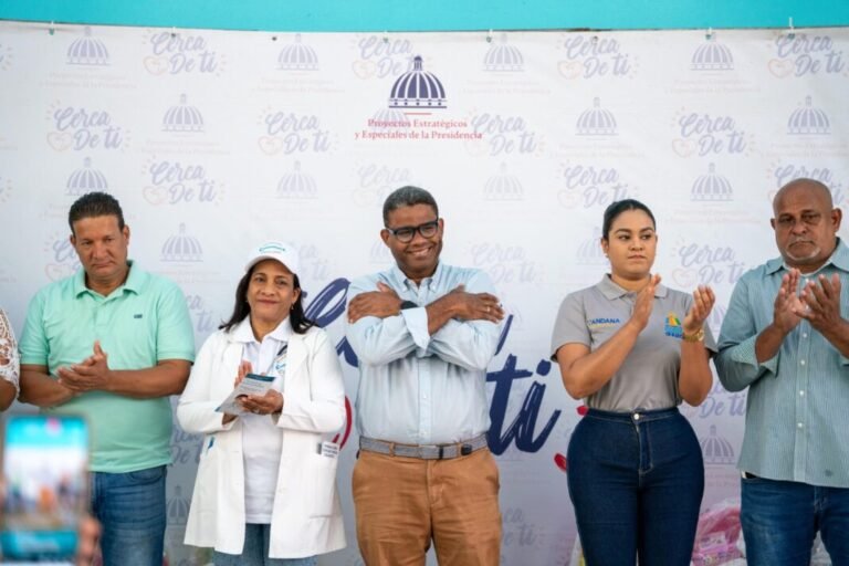 Foto-1.-Yayo-Sanz-Lovaton-durante-el-acto-de-destruccion-de-mercancias-falsificadas-1068x712