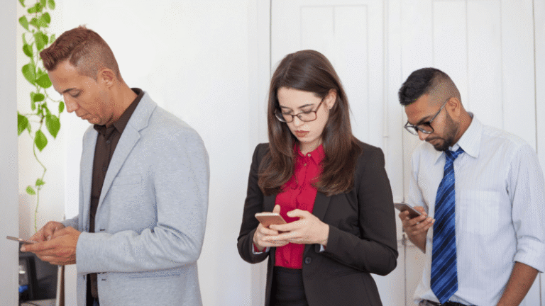 La Inteligencia Artificial potencia falsas ofertas laborales por WhatsApp - Imagen