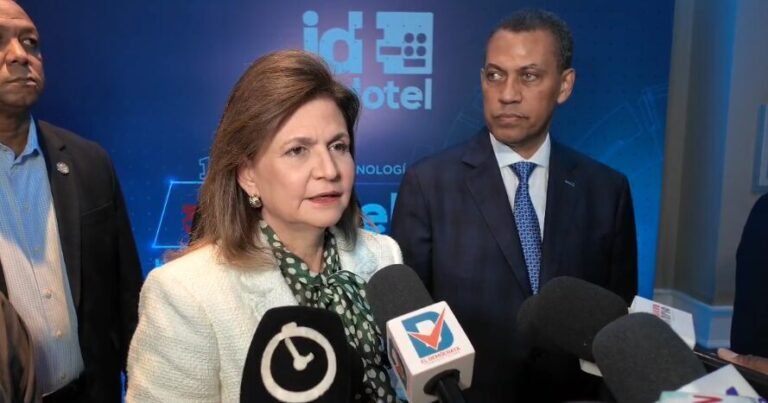 Foto-1.-Yayo-Sanz-Lovaton-durante-el-acto-de-destruccion-de-mercancias-falsificadas-1068x712