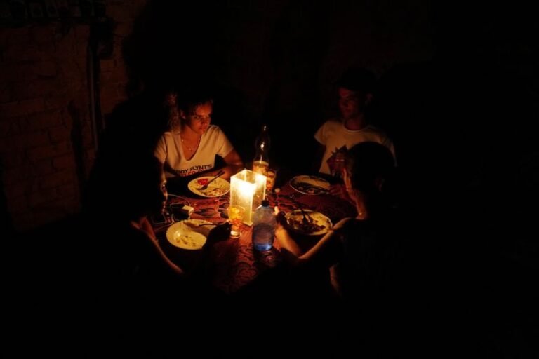 Una familia cena durante apagón tras el huracán Ian en La Habana