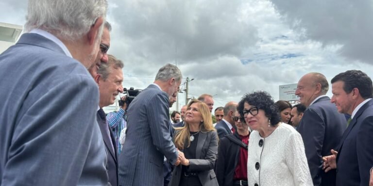 Foto-1.-Yayo-Sanz-Lovaton-durante-el-acto-de-destruccion-de-mercancias-falsificadas-1068x712