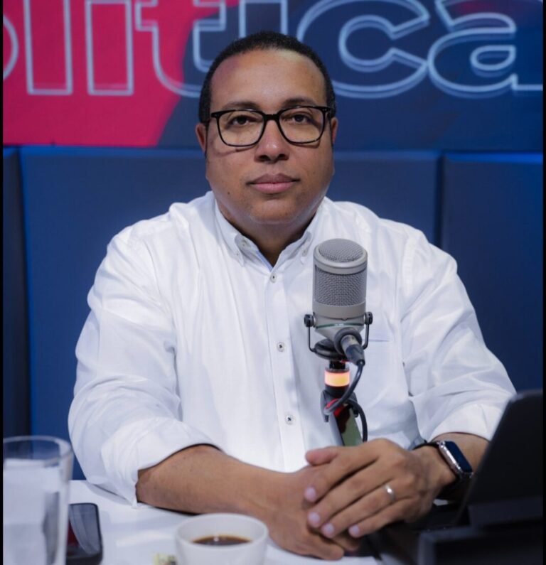 Foto-1.-Yayo-Sanz-Lovaton-durante-el-acto-de-destruccion-de-mercancias-falsificadas-1068x712