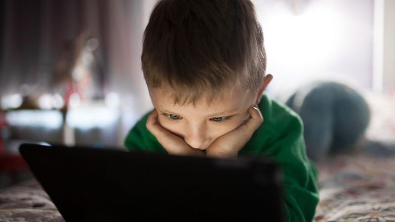 Cómo los algoritmos moldean el mundo digital de nuestros hijos  A pesar de ser invisibles, los algoritmos desempeñan un papel fundamental en la configuración del contenido que adultos y niños/as observan en línea - Imagen